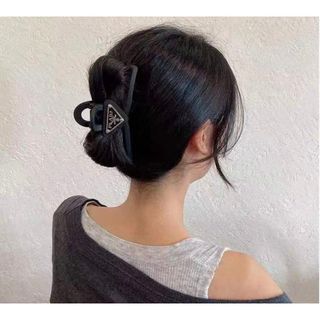 プラダ(PRADA)のPRADA トライアングル ヘアクリップ ブラック(バレッタ/ヘアクリップ)